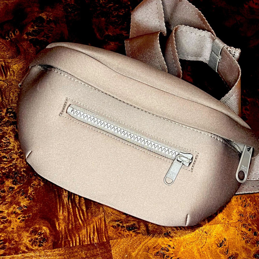 Designer DAGNE DOVER ~ Mauve Neoprene Fanny Pack ~ Adjustable Waist Belt